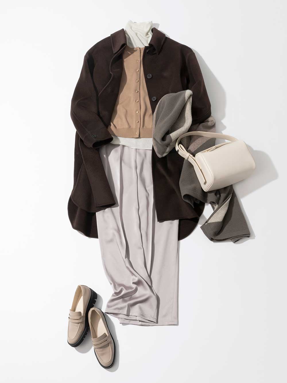 洗練ベージュで魅せる、旬のブラウン