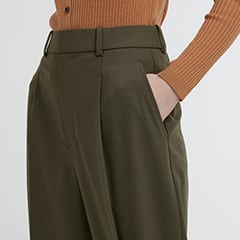 ハイウエストとほどよいワイドシルエット。