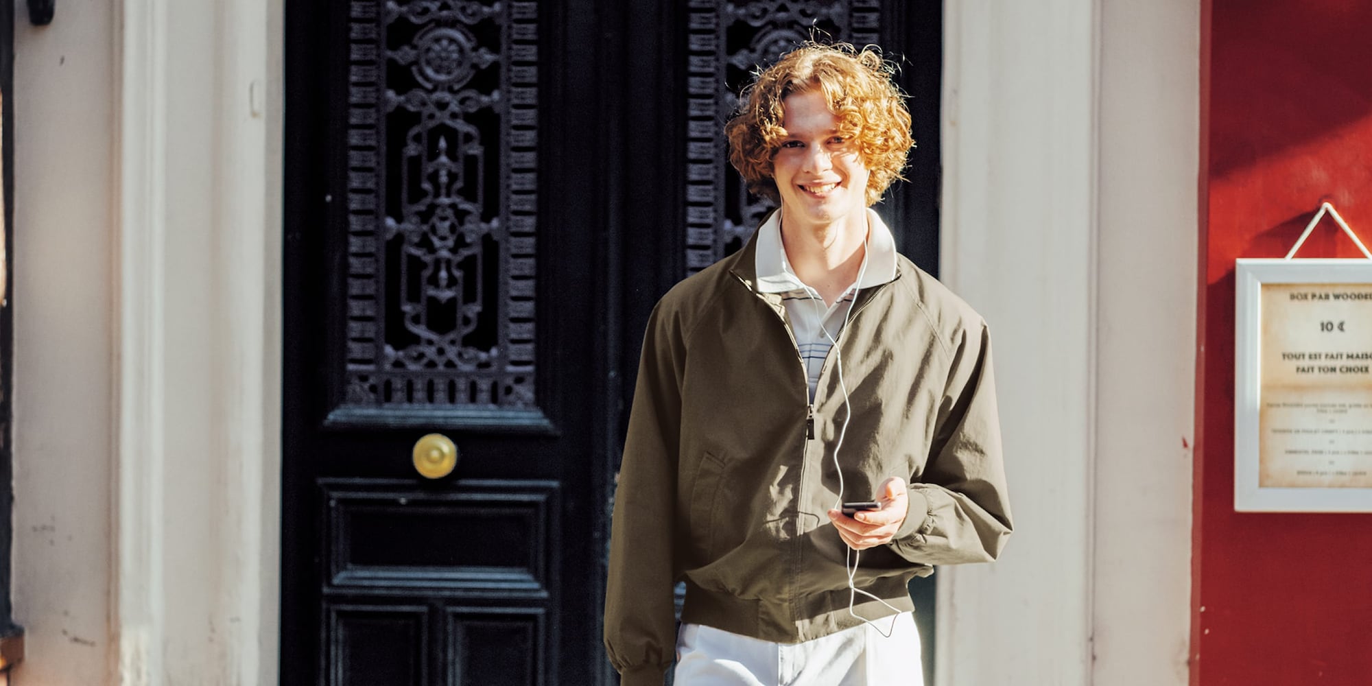 Les manches raglan offrent une grande liberté de mouvement et permettent de l'enfiler facilement.