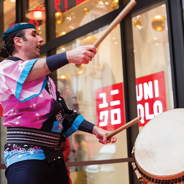 Joueur de Taiko devant un magasin UNIQLO