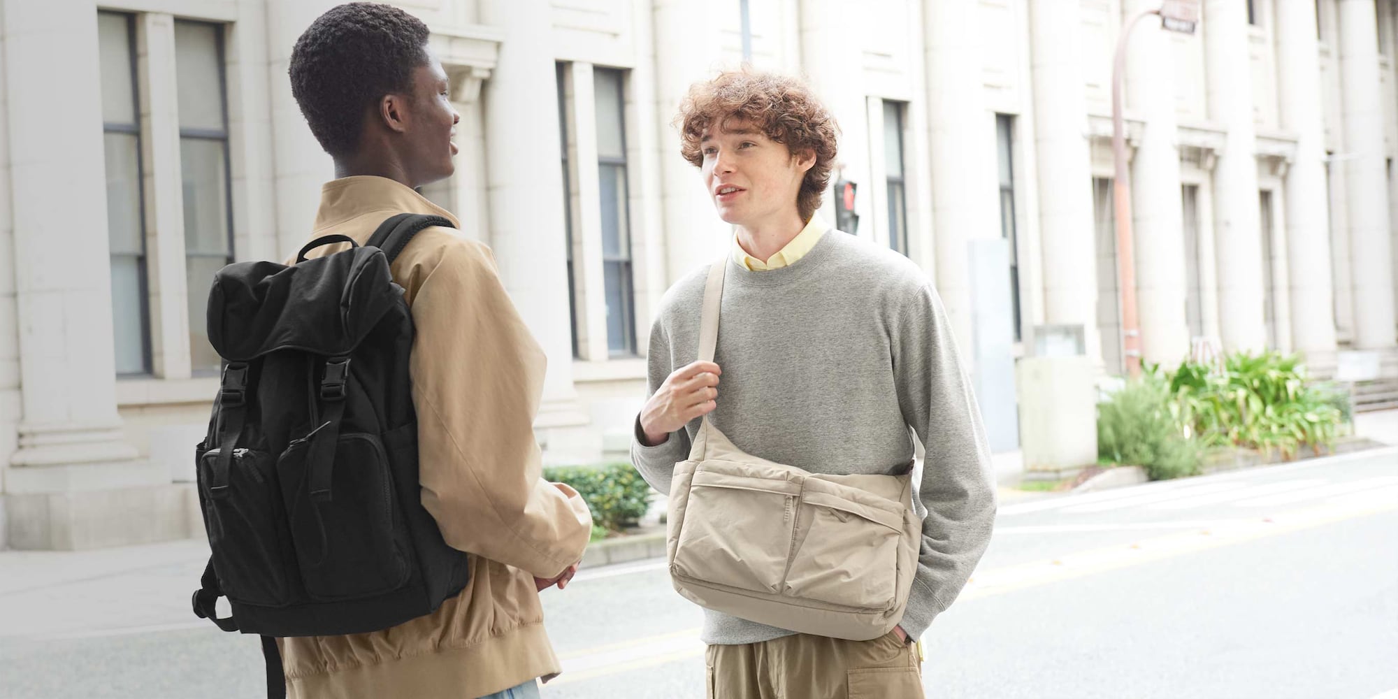 twee modellen dragen schoudertassen