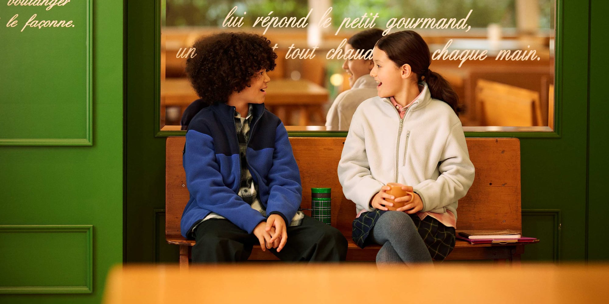 dos niños llevando la chaqueta polar de UNIQLO