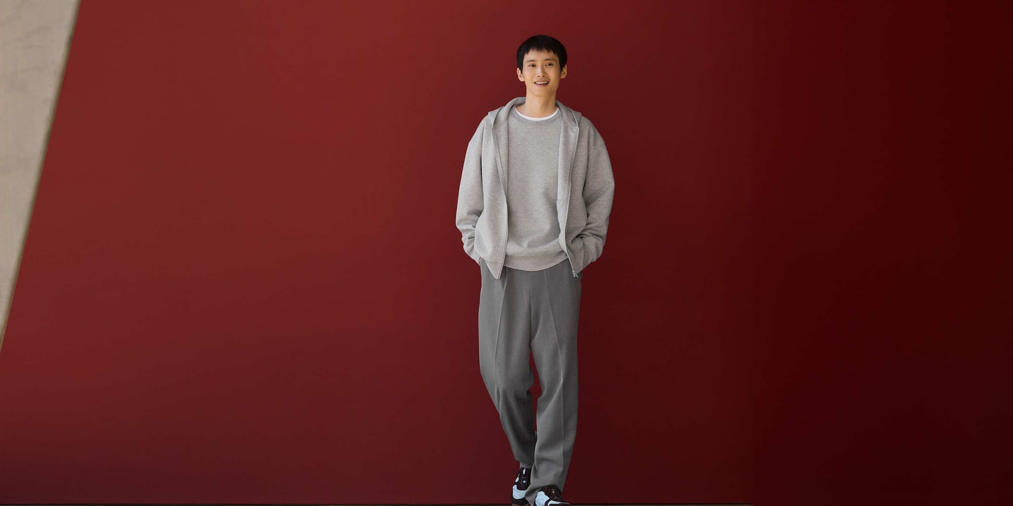 model draagt een grijze wijde pantalon