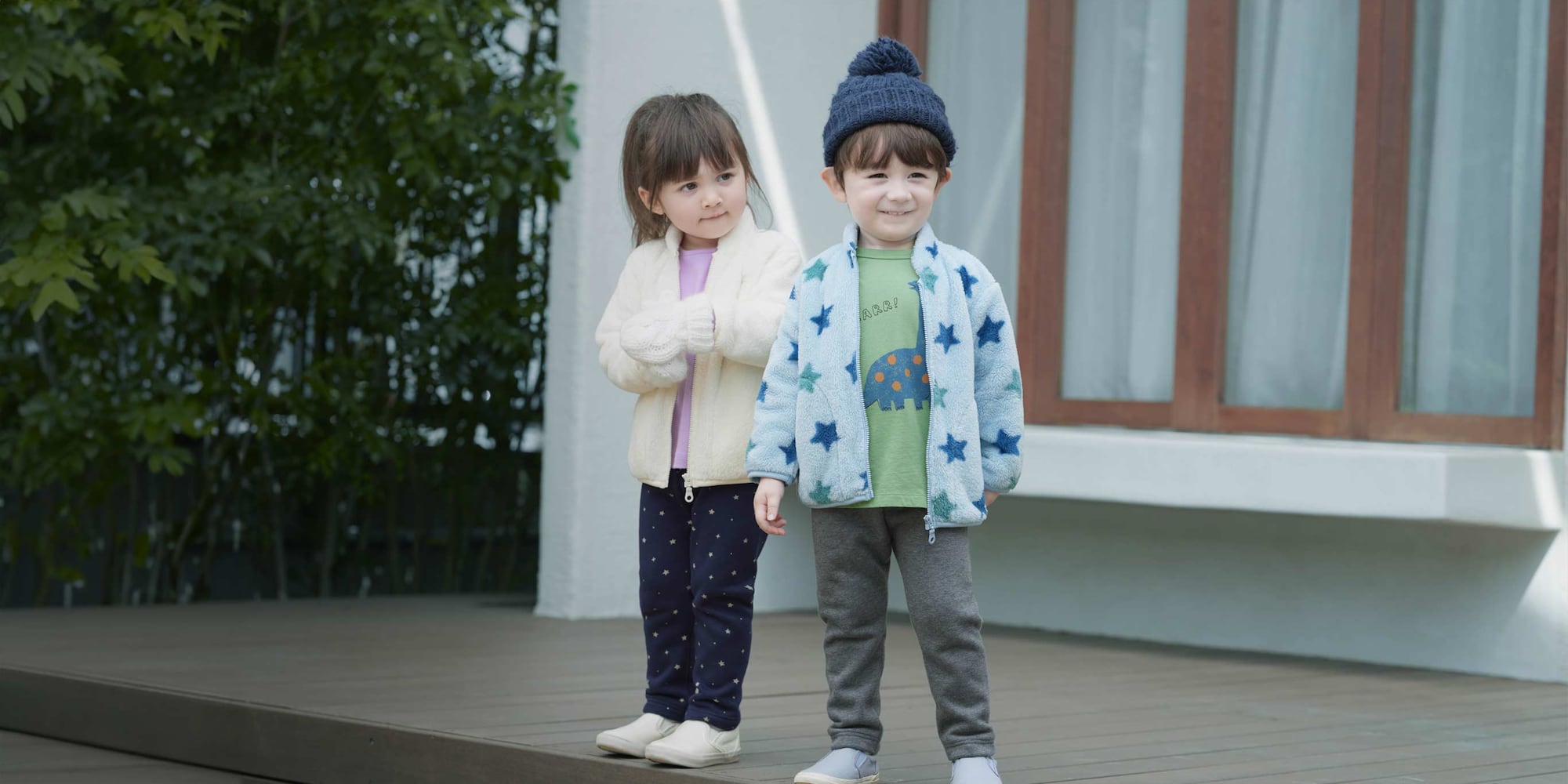 two models wearing UNIQLO leggings