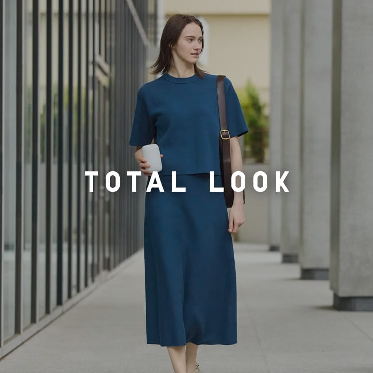 Mujer con total look en azul marino