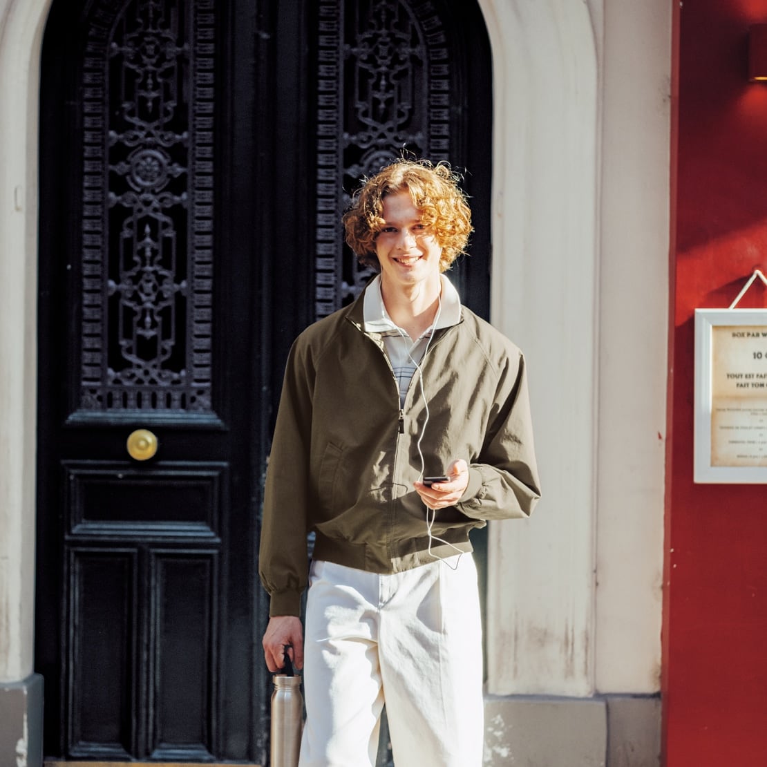 Les manches raglan offrent une grande liberté de mouvement et permettent de l'enfiler facilement.
