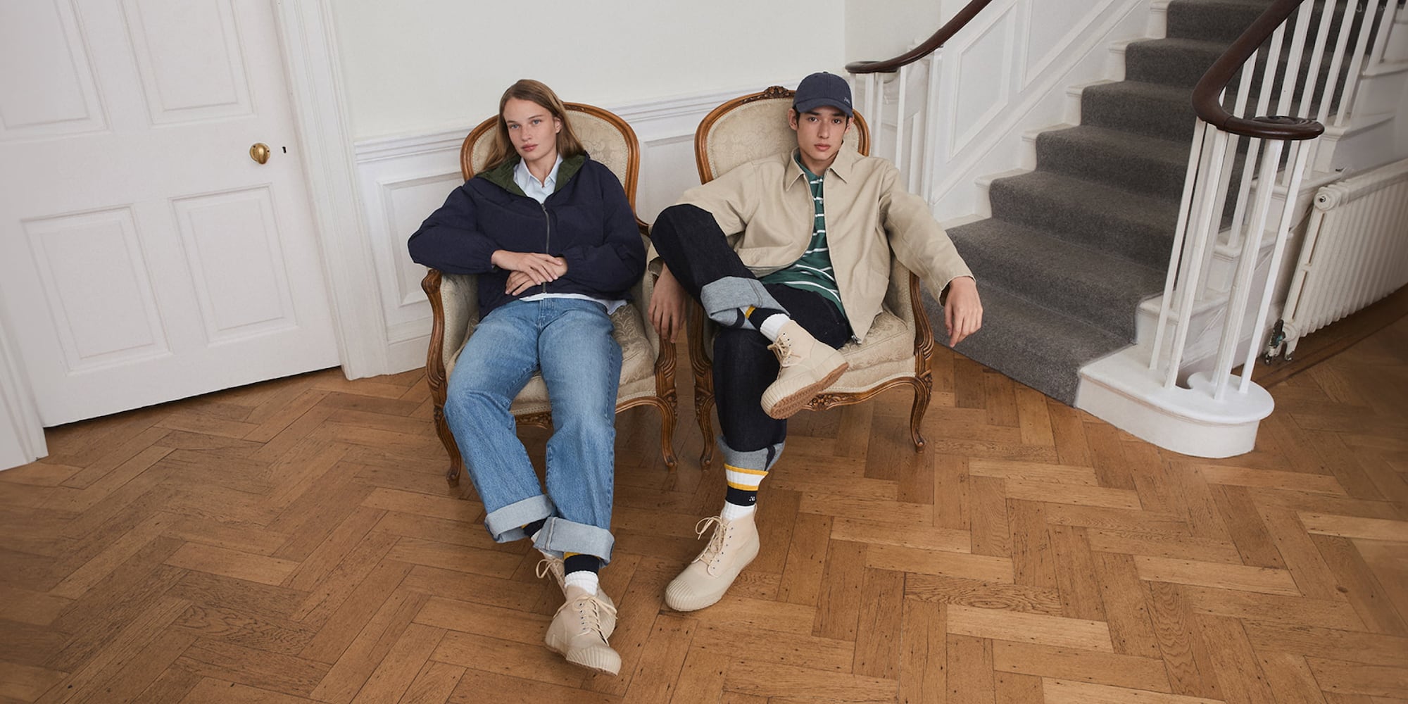 twee modellend dragen UNIQLO and JW ANDERSON Lente/Zomer 2026 Collectie