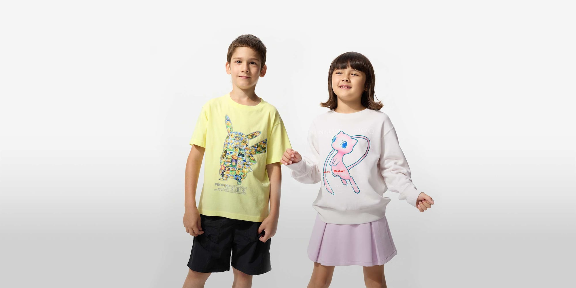 Modelo con sudadera Pokémon UT Graphic en color blanco roto con diseño de Mew.