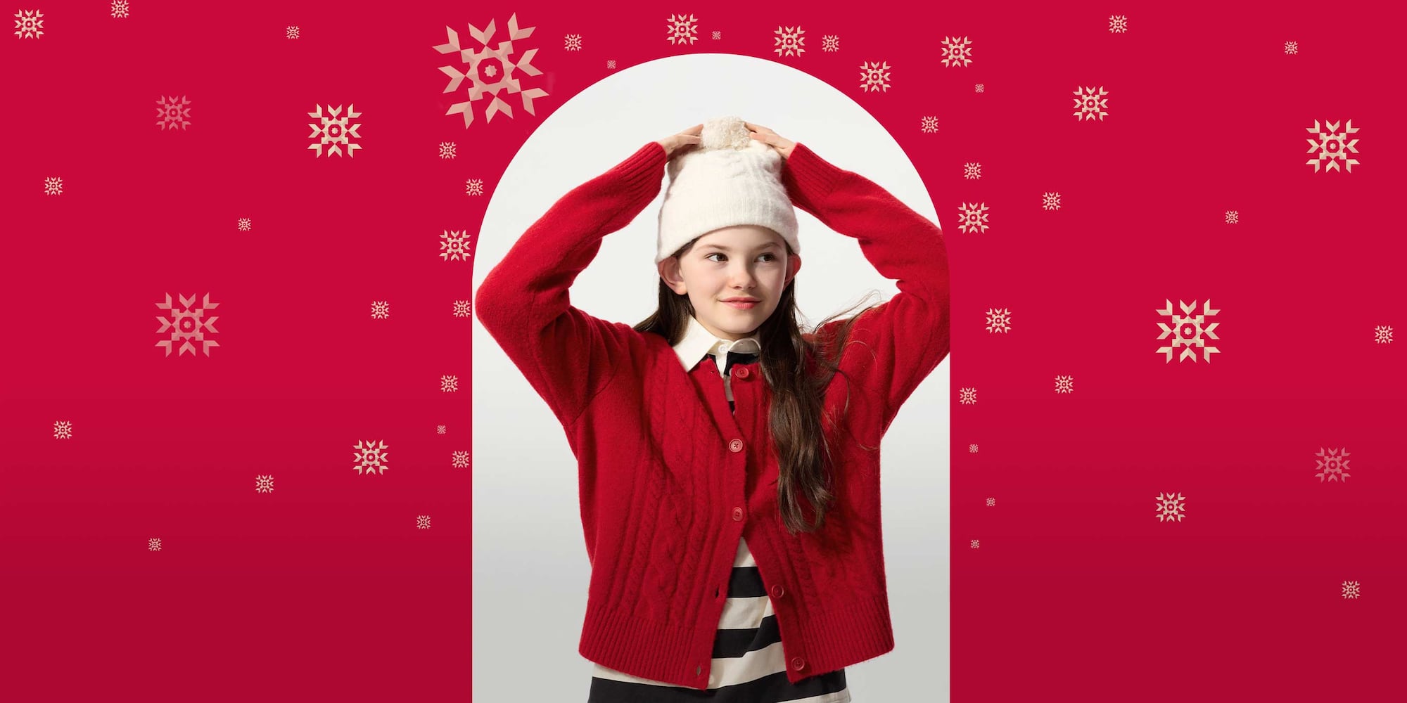 le mannequin porte le cardigan en maille soufflée rouge avec un bonnet blanc