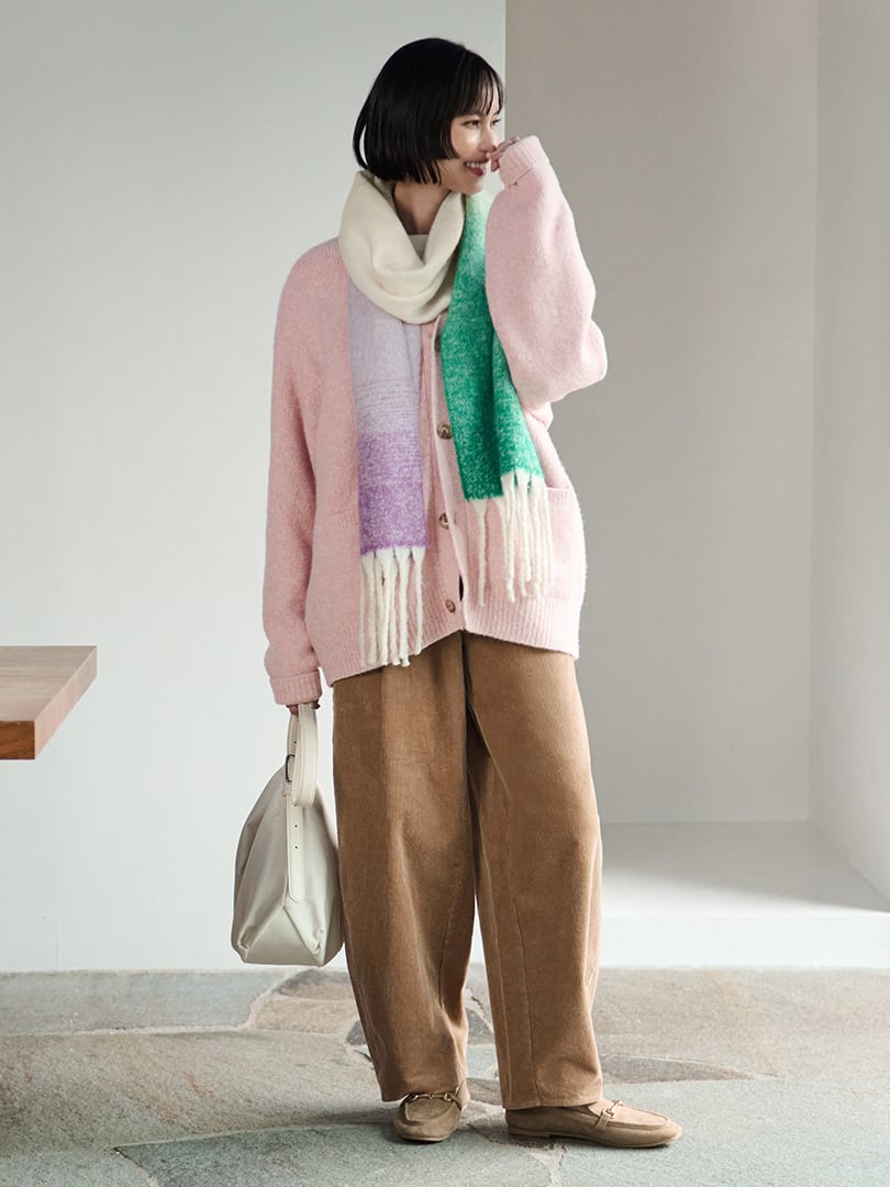 冬の大定番のゆるニットや、グラデーションが目を引くマフラー。1月に取り入れるなら、その愛らしさを活かしつつ春感漂うニュアンスカラーを。コーデュロイ素材のバレルレッグパンツが受け皿となり、甘すぎず小粋な雰囲気に着地させてくれる。