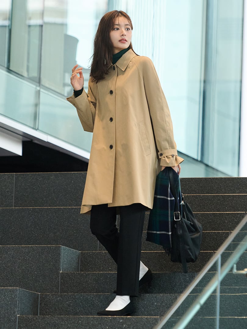 タートルニットとテーパードパンツでつくったシャープな着こなしを際立たせるAラインコートを外出時の主役に。ふんわり広がるシルエットも甘く転ばずトラッドに引き締まる。