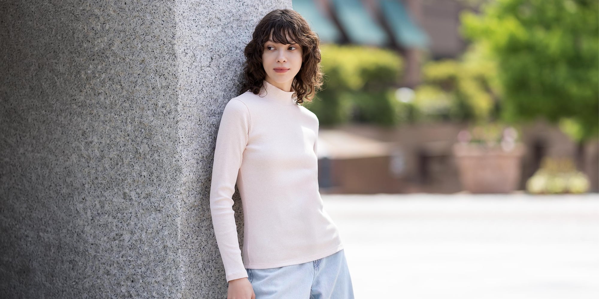 The ribbed fabric with moderate thickness
is easy to wear alone or layered.