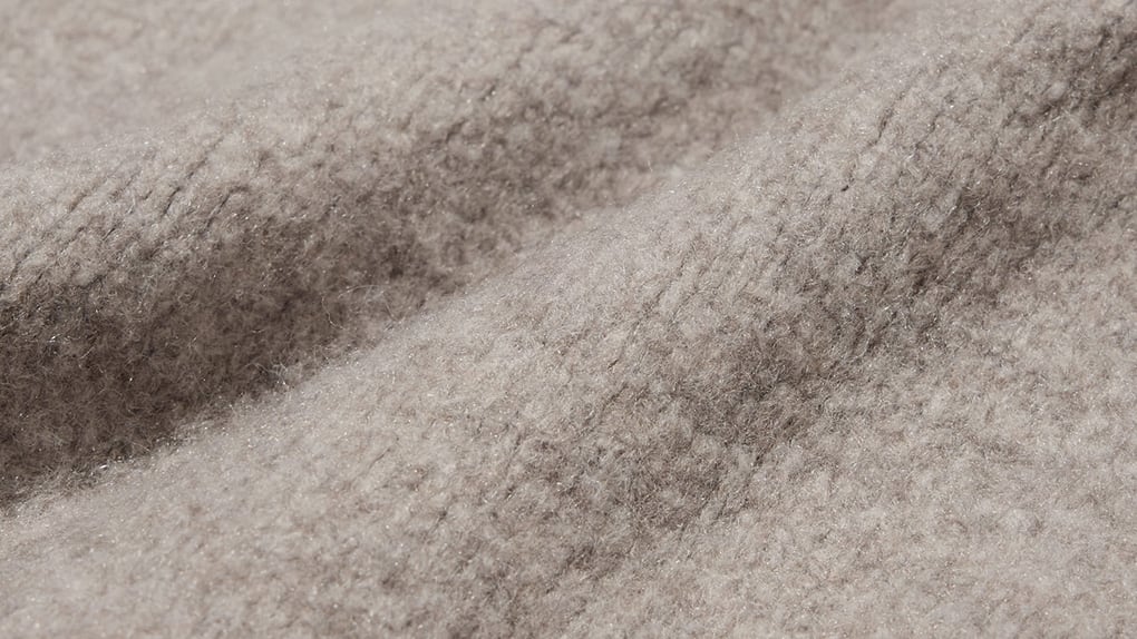 パフニットとは、起毛させた糸を使い、ふっくら柔らかく肌ざわりのよいニット。