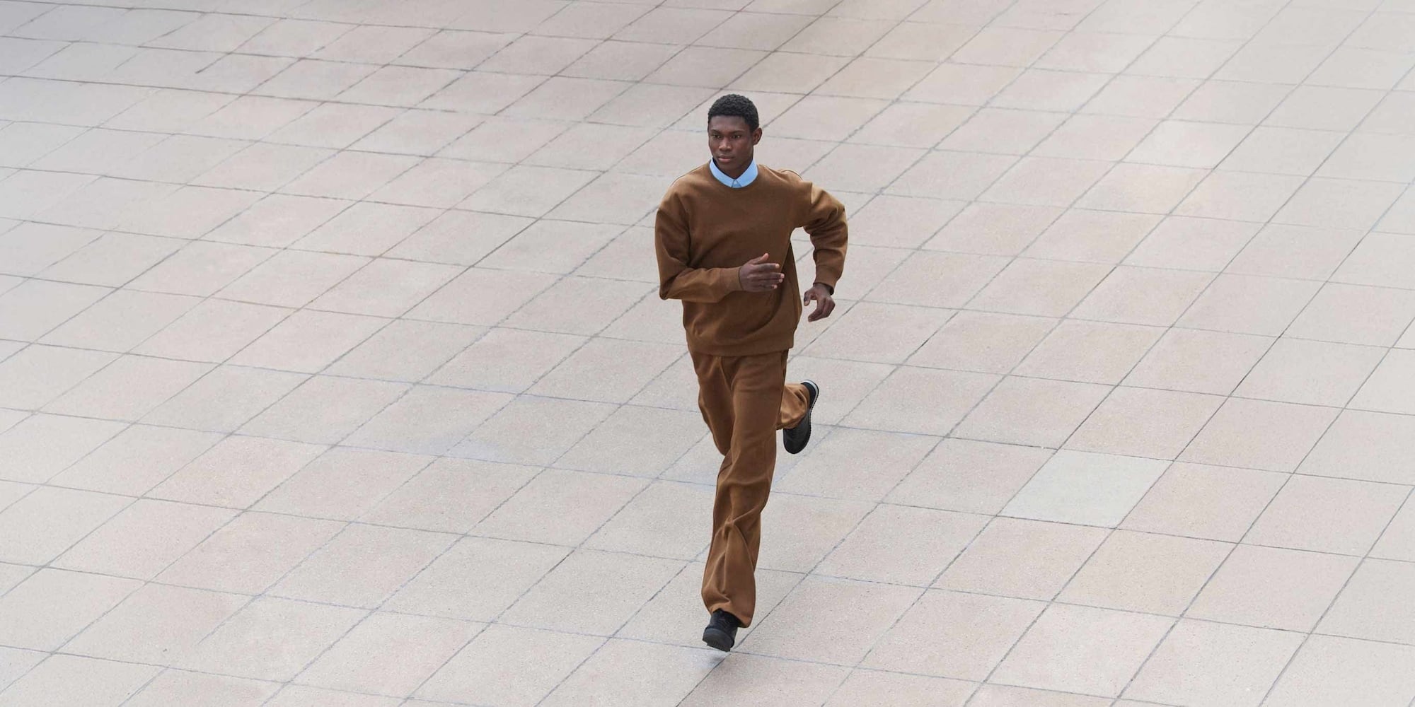 model wearing UNIQLO : C matching sweat set in brown