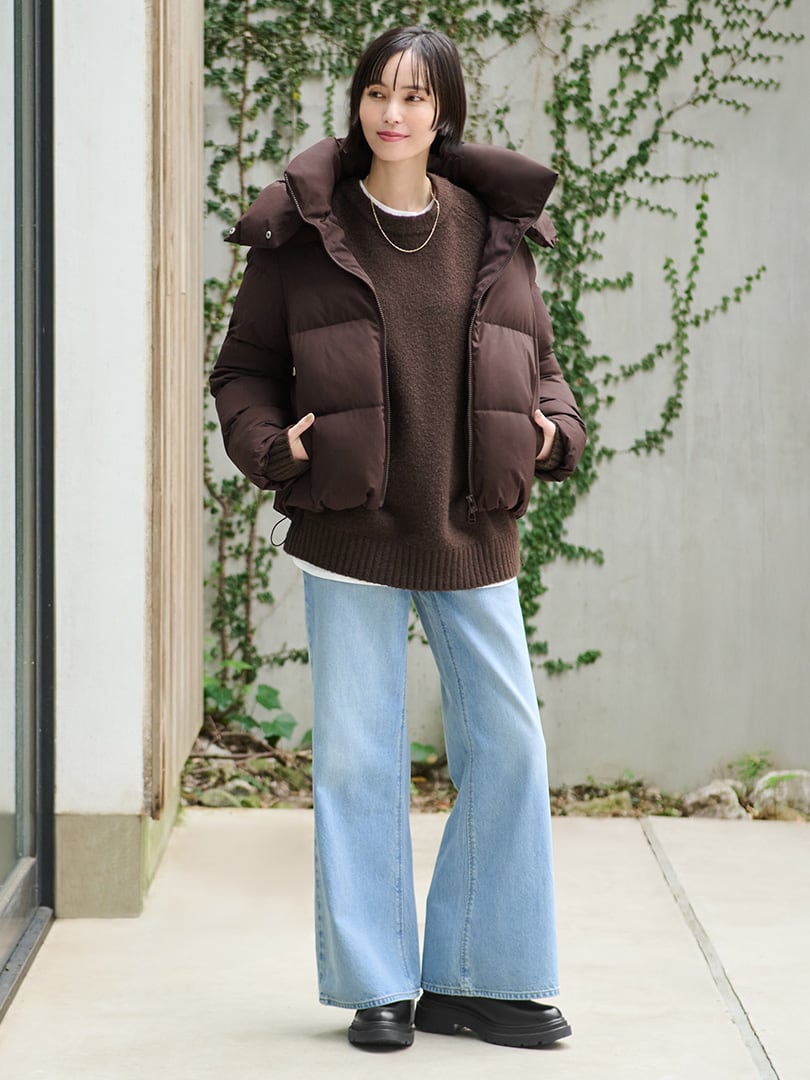 ニットもコートも手放せない底冷えする大寒波の日も、スカイブルーのデニムを相棒にすれば着こなしが重く見えず足取り軽やか。裾に向かって広がるフレアデニムは、ボリューム感がかわいい中わたアウターとも好バランス。