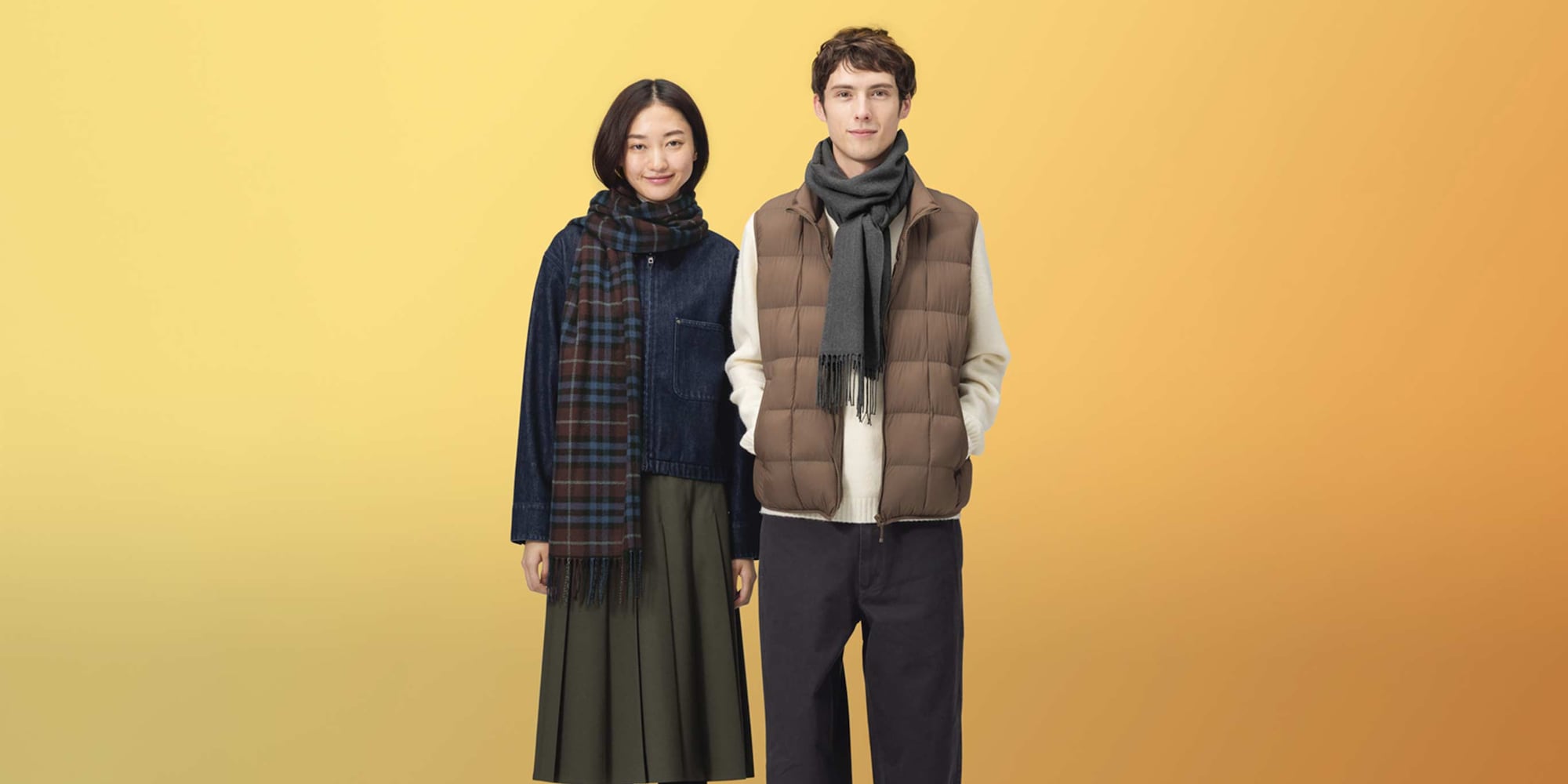 two models wearing HEATTECH scarves in plain and checked designs