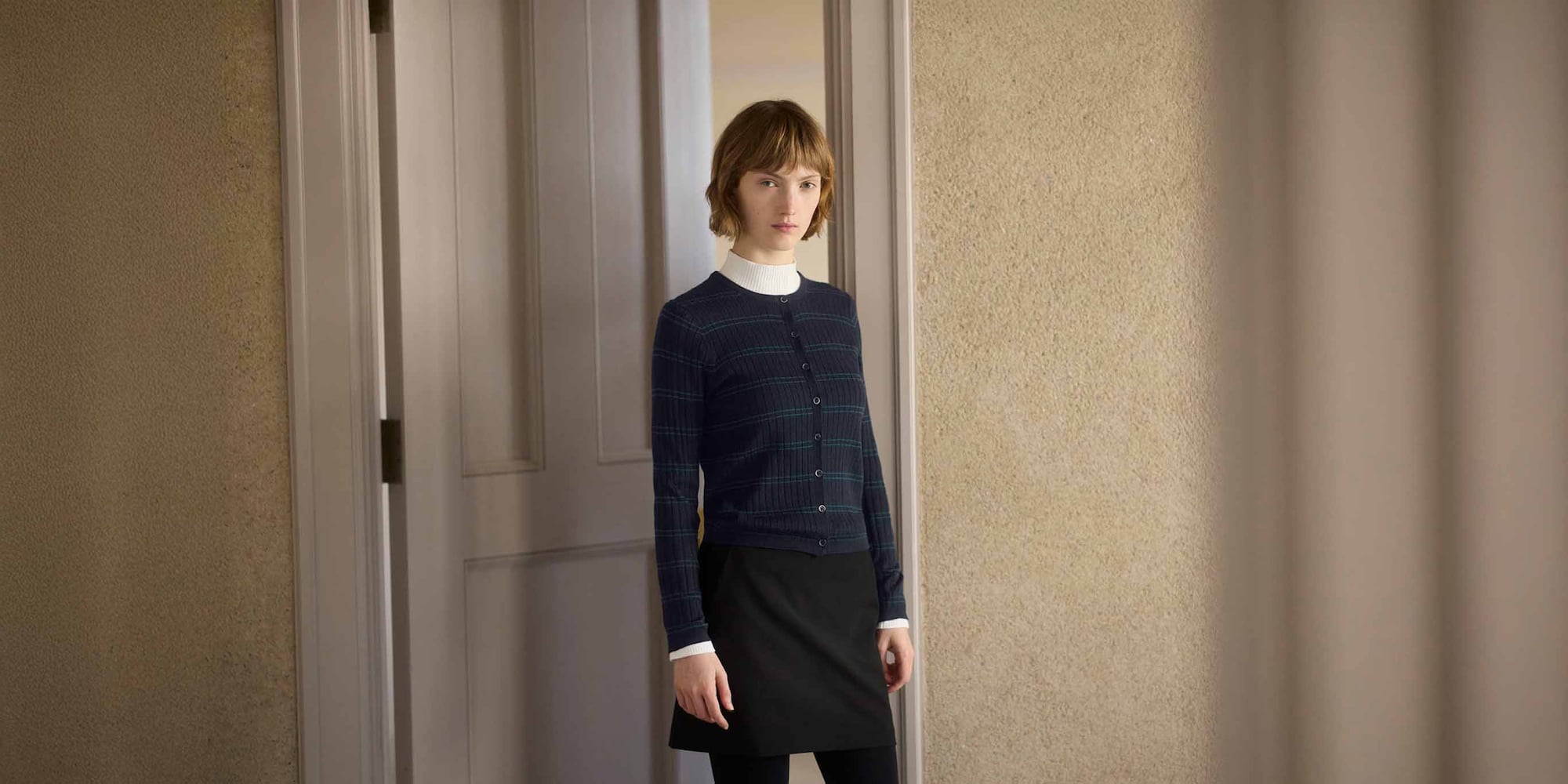 100% merino wool in a range of rich
colors with a glossy sheen.