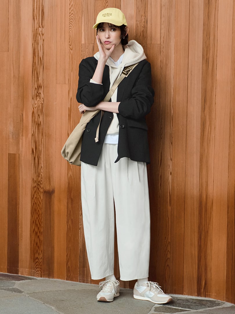 大人気のバレルレッグパンツが、抜けのあるアンクル丈のタッグで軽やかに。季節をまたいで活躍するフーディも、アプデパンツひとつで晴れやかにイメチェンできる。足元まで白でつなぎ、ベージュやレモンイエローの小物をさすことでより快活な印象に。