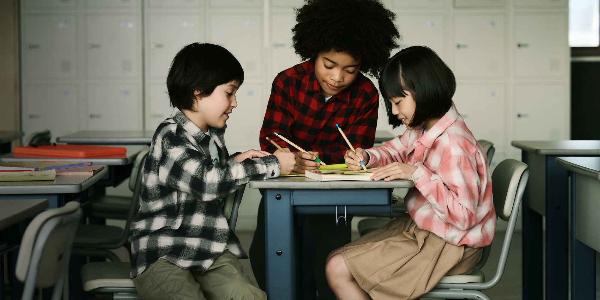 Bimbi con indosso le camicie in flanella di UNIQLO in nero, rosso e rosa