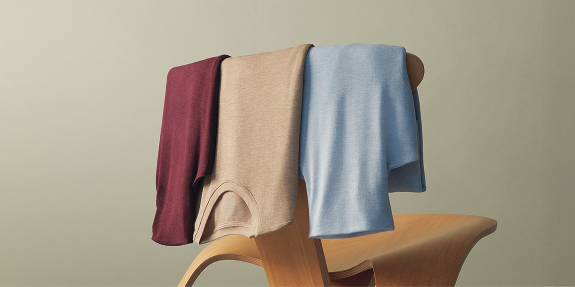 Experience the exceptional softess and warmth of HEATTECH with a hint of cashmere.