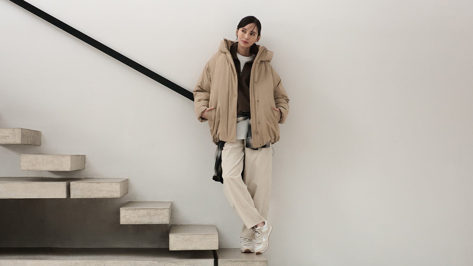 ポリエステルならではの控えめなツヤが効いた中わたダウンは、冬の着こなしにメリハリを添える救世主。曖昧なベージュの上下を都会的に見せるなら、よりきれいめなステッチなしや、裾をキュッとアレンジできるデザインで脱・ほっこりを狙って。