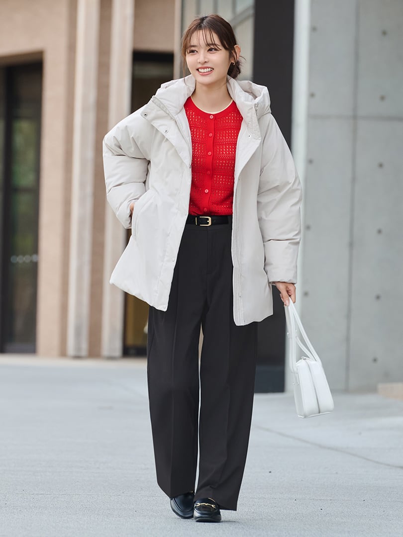ヒップまですっぽり覆うゆとりのあるフォルムも、スポーティ感を削ぎ落としたステッチレスデザインならきれいめ。明るくもやわらかいナチュラルのパデッドコートを軸にすれば、チラリと覗く赤カーデが小さく効いて仕事にちょうどいい着映え度に。黒スラックスで引き締めることで心地よい緊張感もプラス。