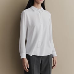シルエットの美しい定番ブラウス。