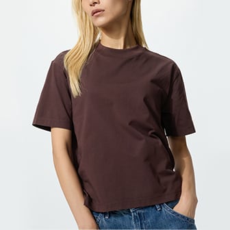 model wearing striped AIRism Cotton T-Shirt