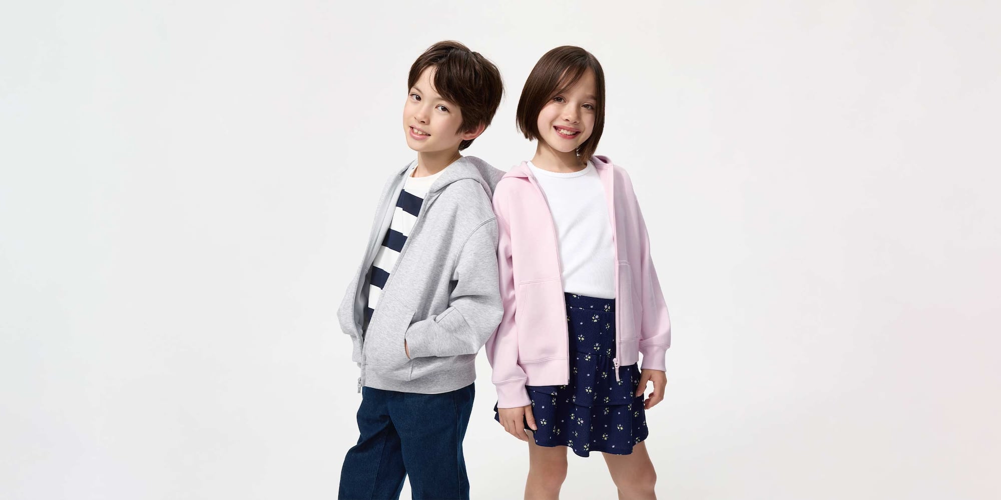 Due bimbi con indosso le Felpe DRY con Cappuccio e Zip in grigio e in rosa