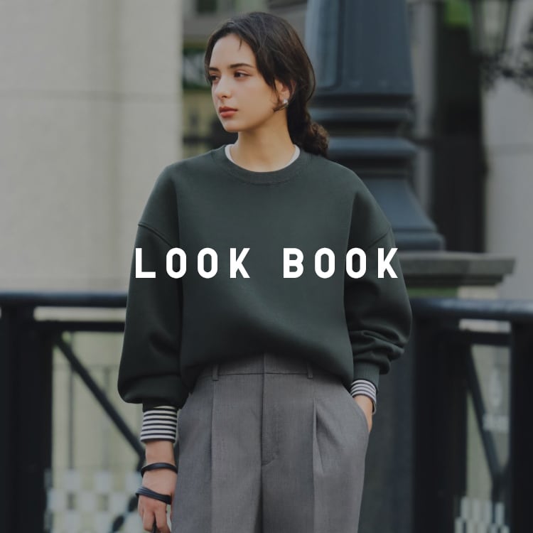 Le mannequin porte un pantalon beige, un t-shirt rayé, une casque UNIQLO et tient un skateboard. Redirige vers le Lookbook UNIQLO