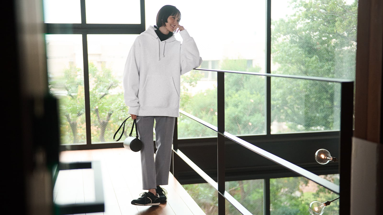 着用時にくたっとたゆむニュアンスがありながら、肉厚生地によって気楽に見えない立体感を両立。スウェットのふっくら感のおかげでフードの立ち上がりも印象的に。形もテイストも真逆なテーパードパンツを相棒にすれば洒落感カジュアルシックが簡単。