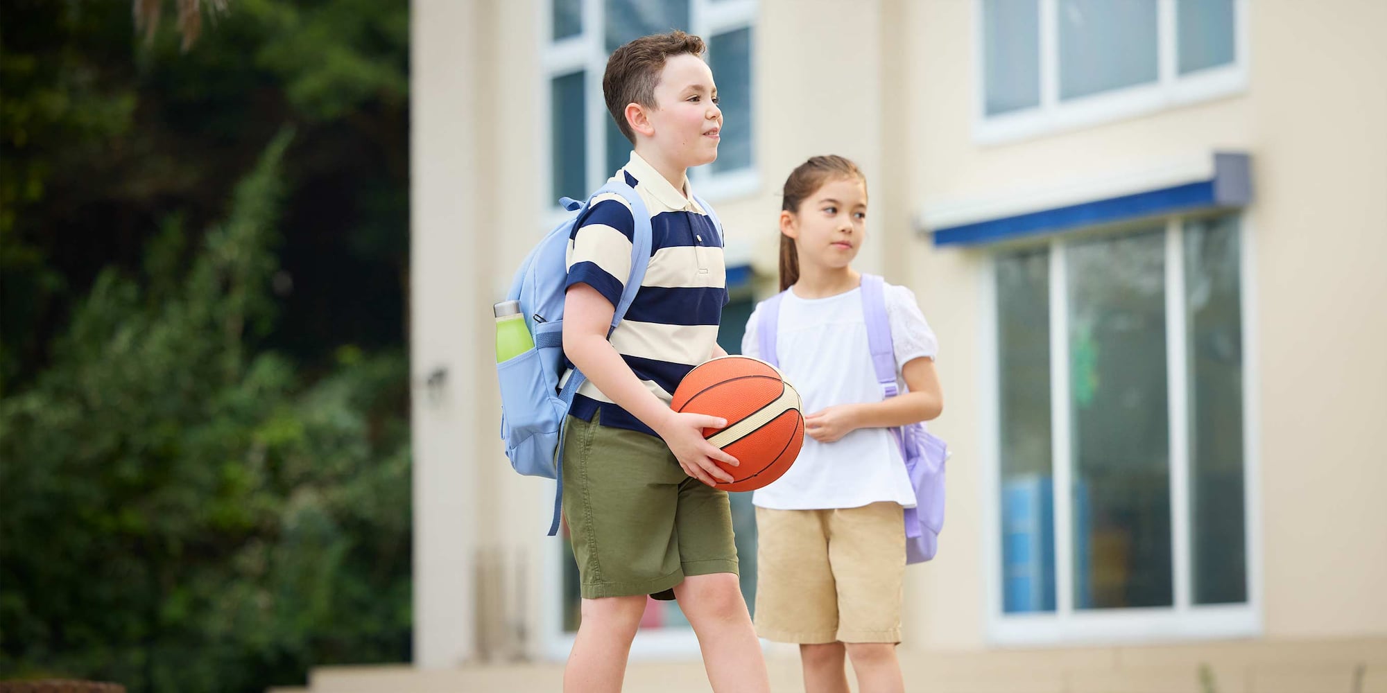 deux mannequins portent le Short Easy beige et orange