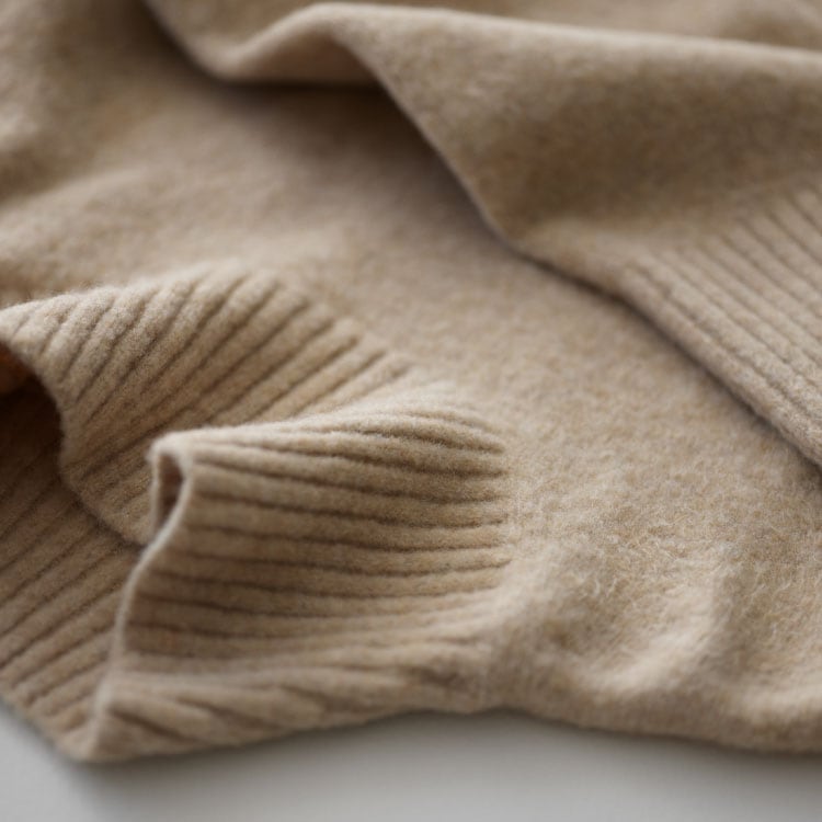 Uniquely lustrous surface and vivid coloring. The wool top is dyed to produce uniformly beautiful shades.