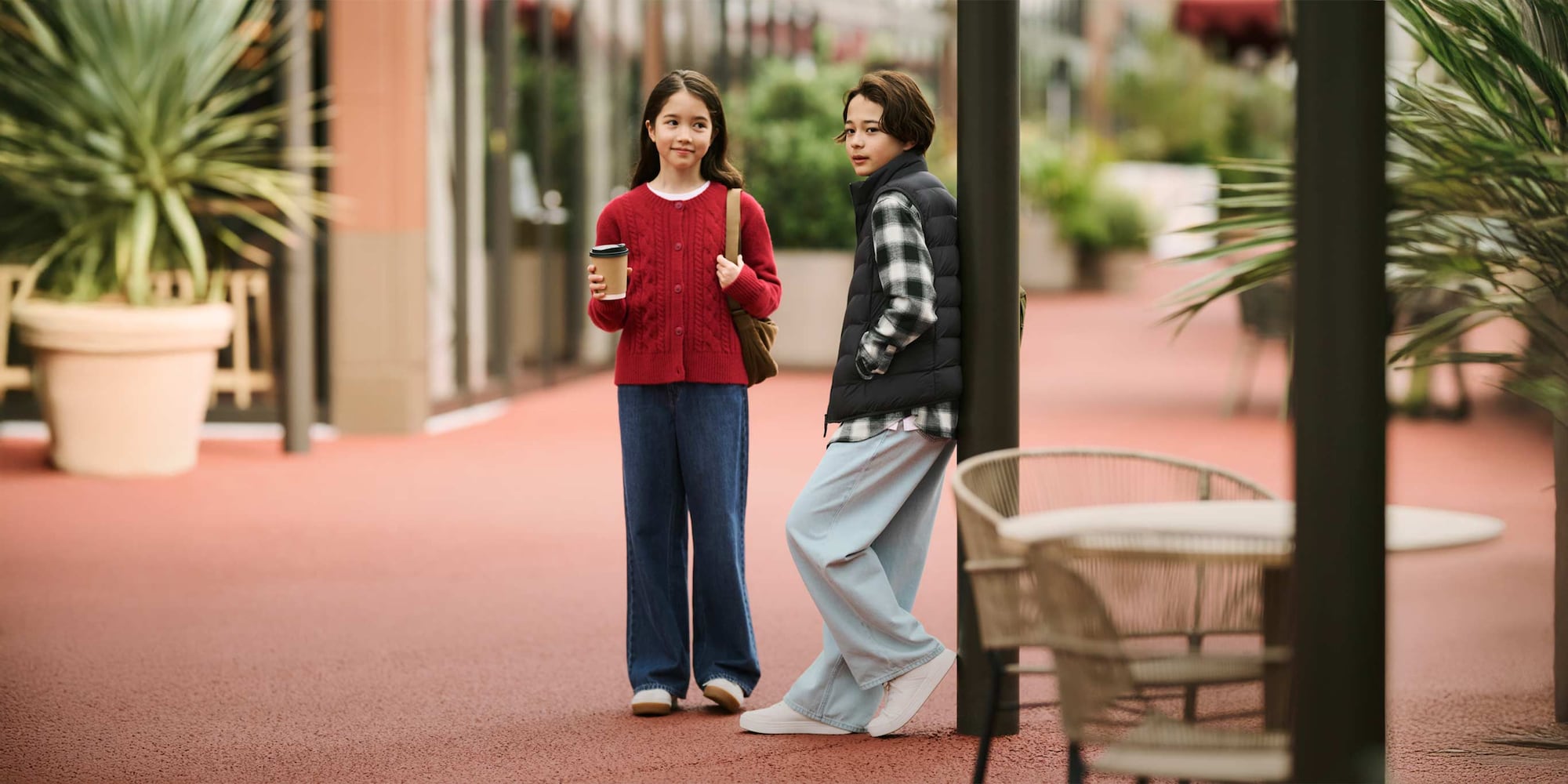 Due bimbi con indosso i Jeans Ampi Taglio Dritto
in blu e blu chiaro