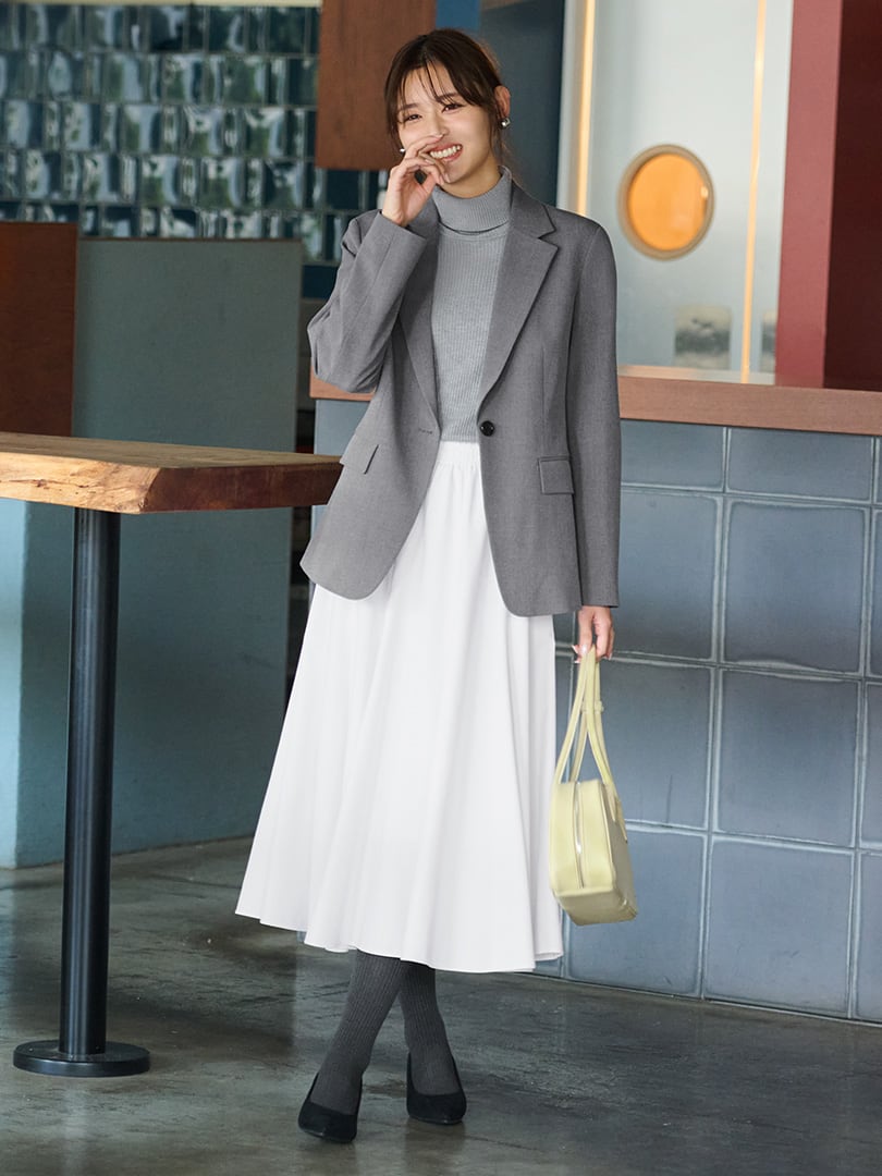 デスクで座って作業する際は、同色のタートルニットとジャケットのコンビで控えめなきちんと感を強調。気の知れた同僚とのおつかれ会では、歩くたびに揺れるスカートで席を立つ姿のみ華やかに。テーラードジャケットは洗濯機で洗えるので  、食事の場でも安心して着られる。