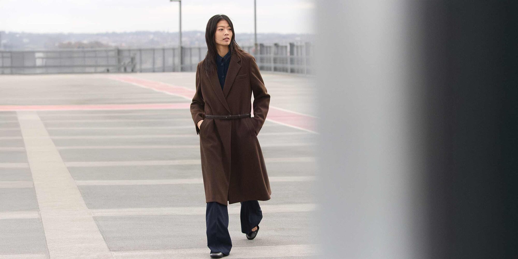 le mannequin porte le manteau long UNIQLO : C marron