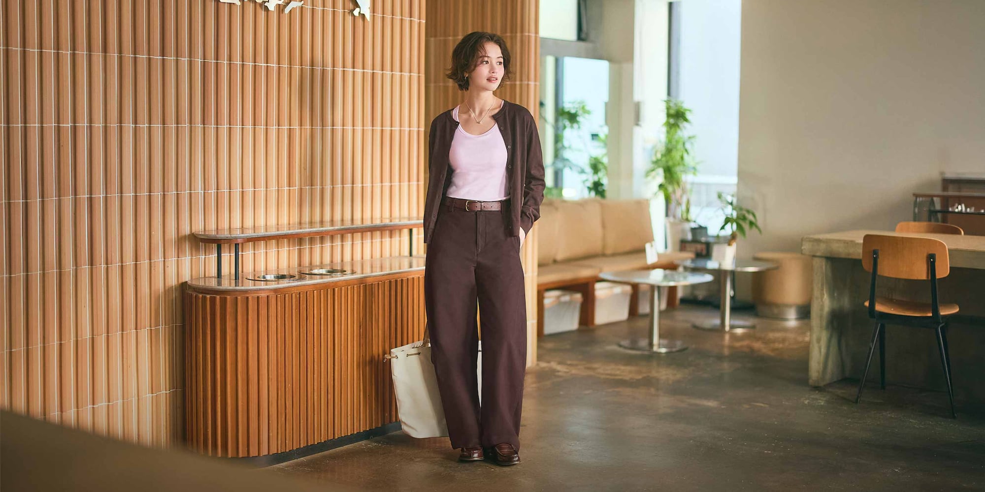 Crisp cotton-blend fabric in an on-trend fit.