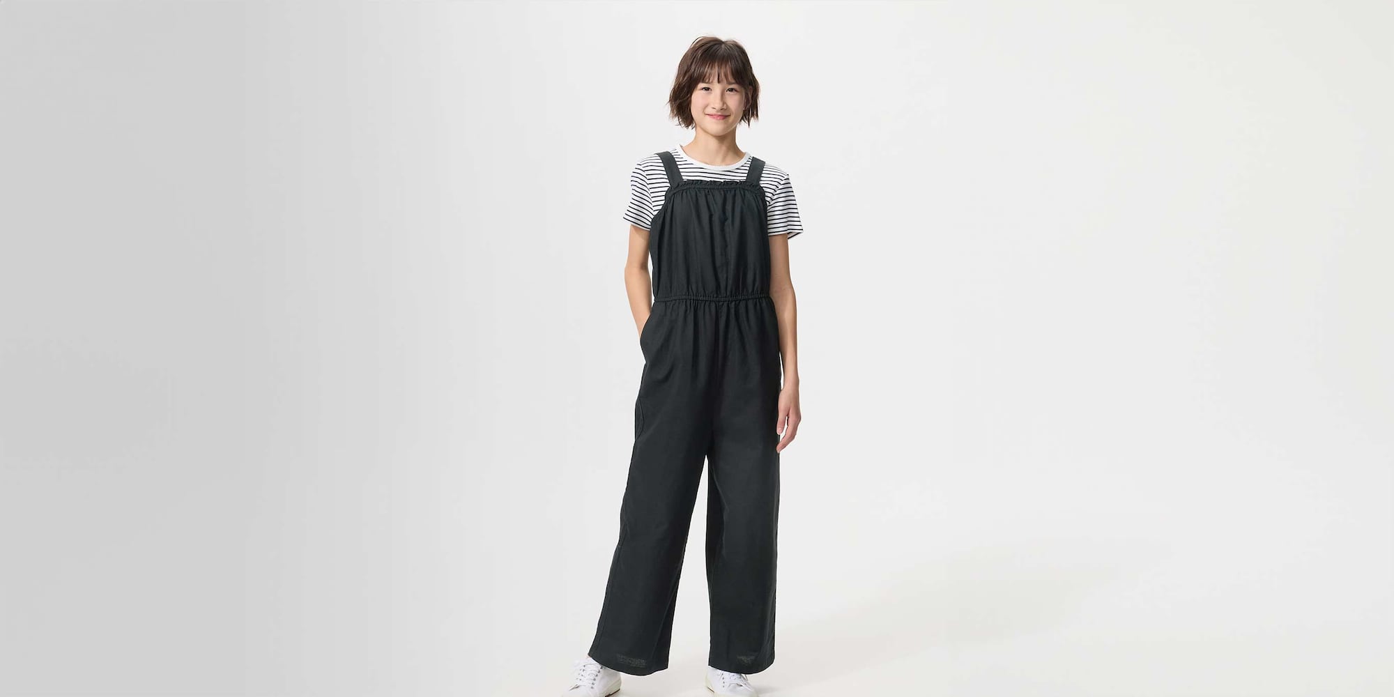 Bambina con indosso la Tuta Misto Lino nera