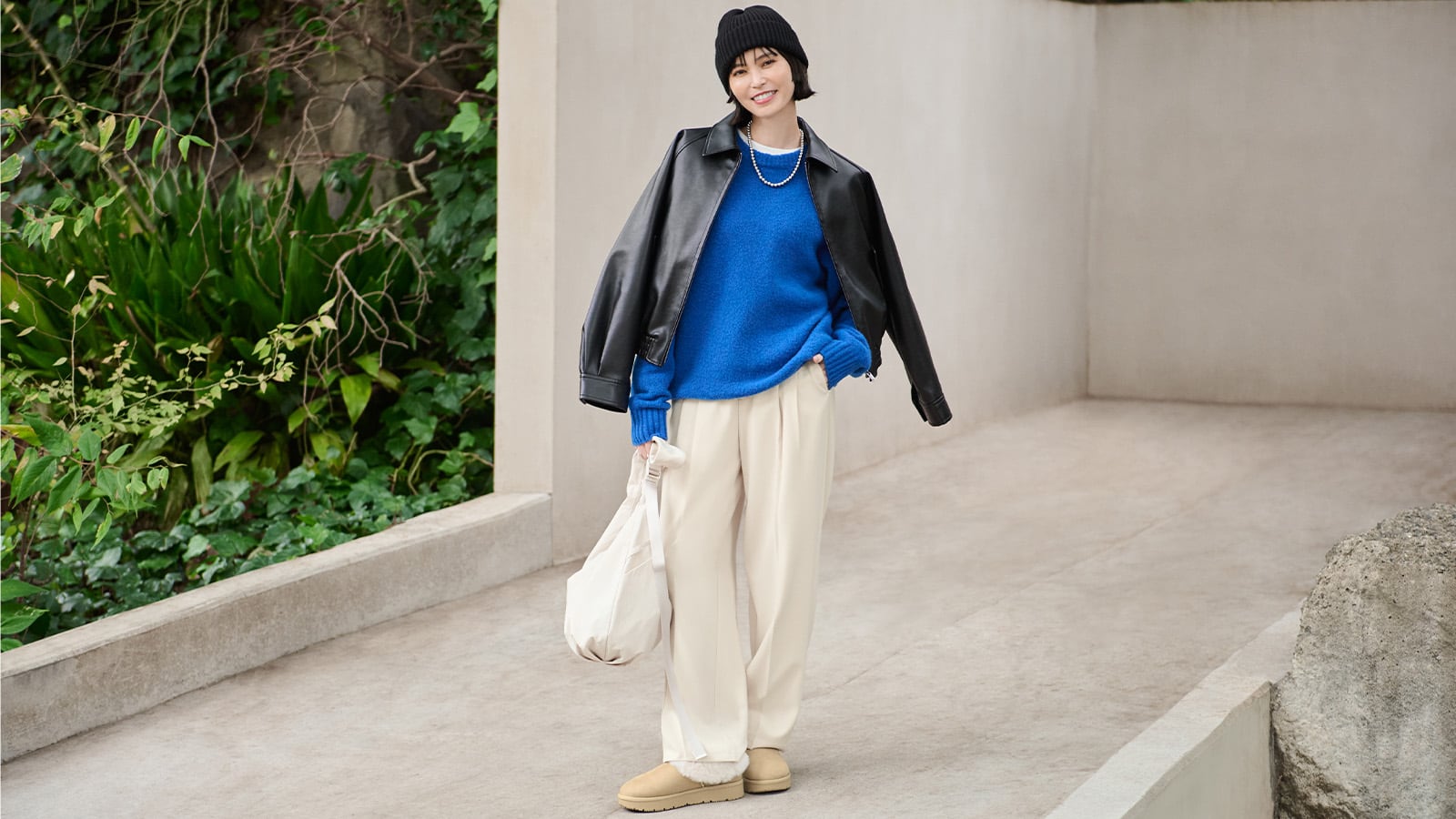 毛足はないものの、ニットの表面がやや起毛し肌あたりやわらかなプルオーバーを主役に。目を引くカラーを選んでも、ハードなフェイクレザージャケットを合わせても日常にフィットするぬくもり素材が使いやすい。