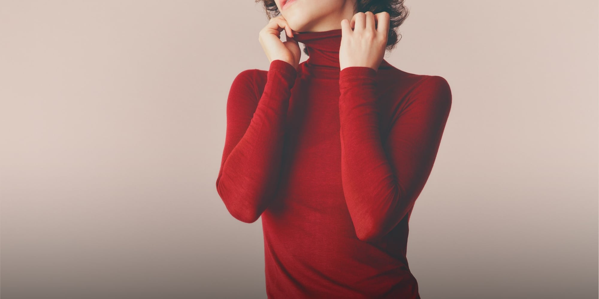 close-up of model wearing HEATTECH Extra Warm Cashmere Blend Turtleneck T-Shirt in red