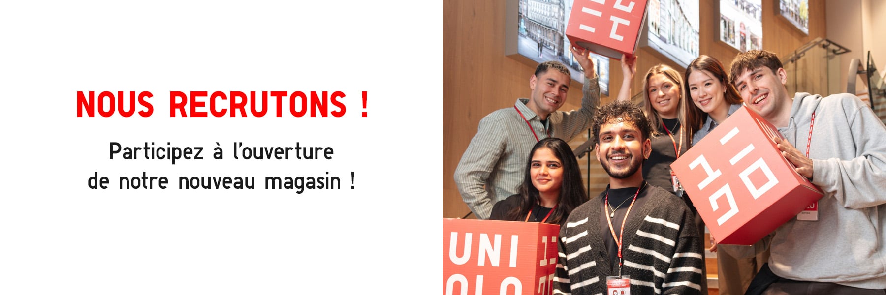 Les équipes UNIQLO tenant des blocs sur lesquels figurent le logo de la marque