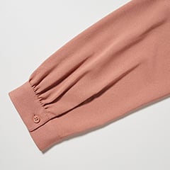 袖口は上品な印象のギャザーデザイン。