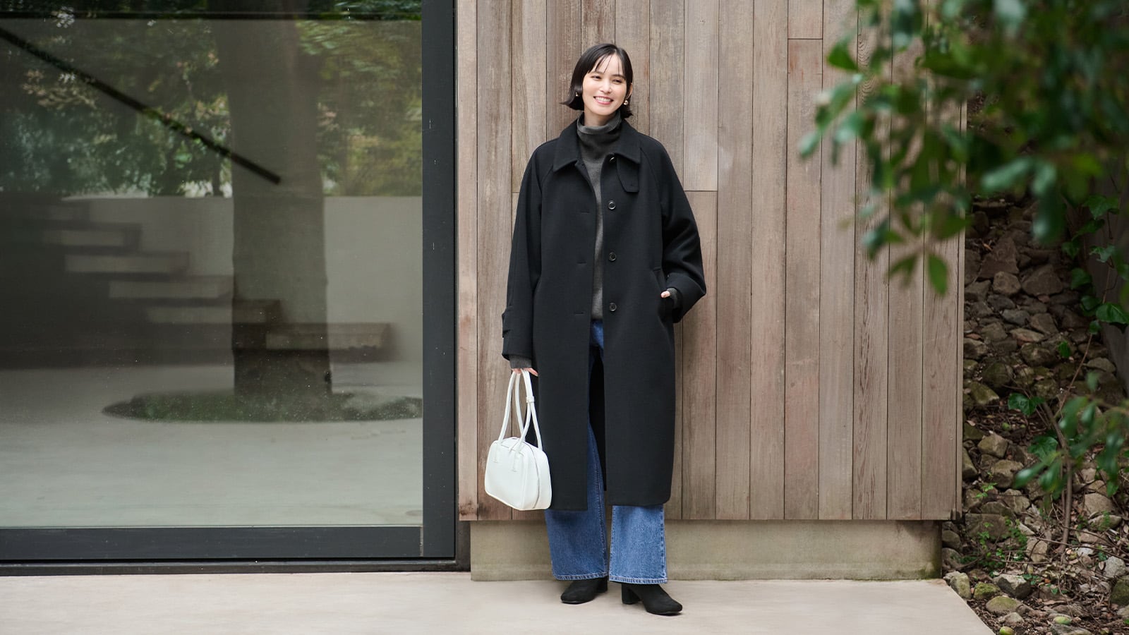 タートルネックニットとデニムパンツを合わせた冬のスタンダードに、チンストラップ付きロングコートでクラシックなアクセントとムードを宿して。さりげないコクーンシルエットなのでシャープになりすぎずに印象が引き締まる。