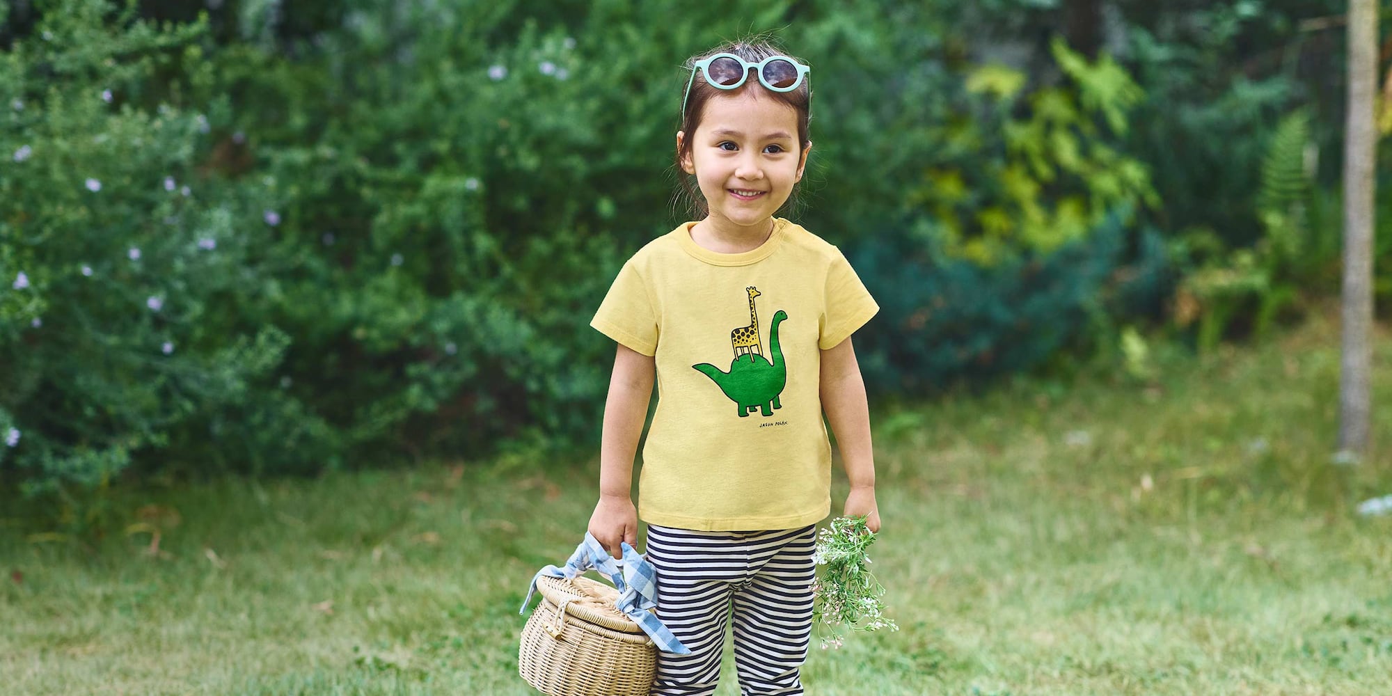 Mannequin portant un t-shirt graphique Jason Polan UT jaune orné d'une illustration d'une girafe chevauchant un dinosaure