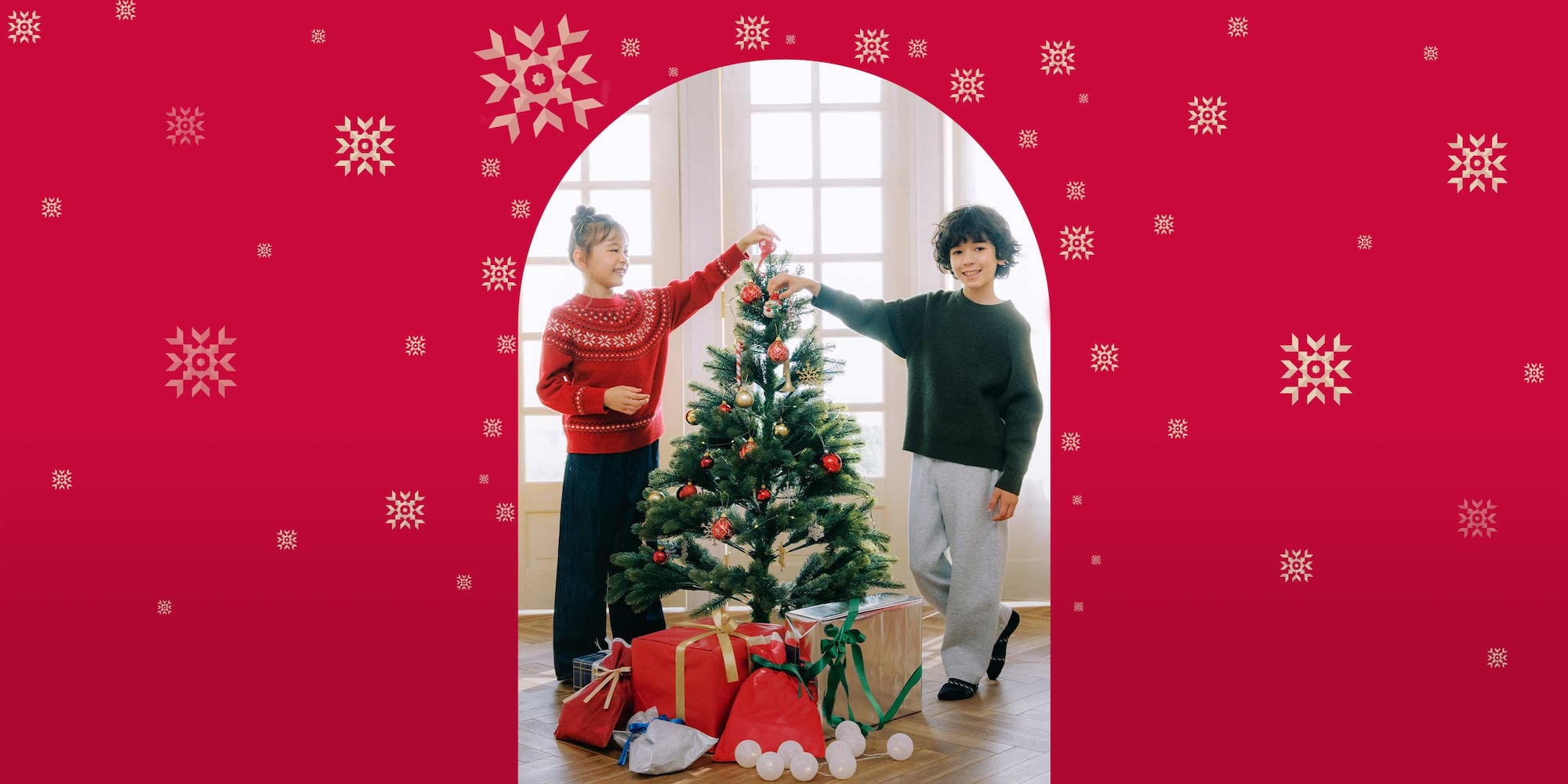 deux enfants portent les pulls en maille soufflée