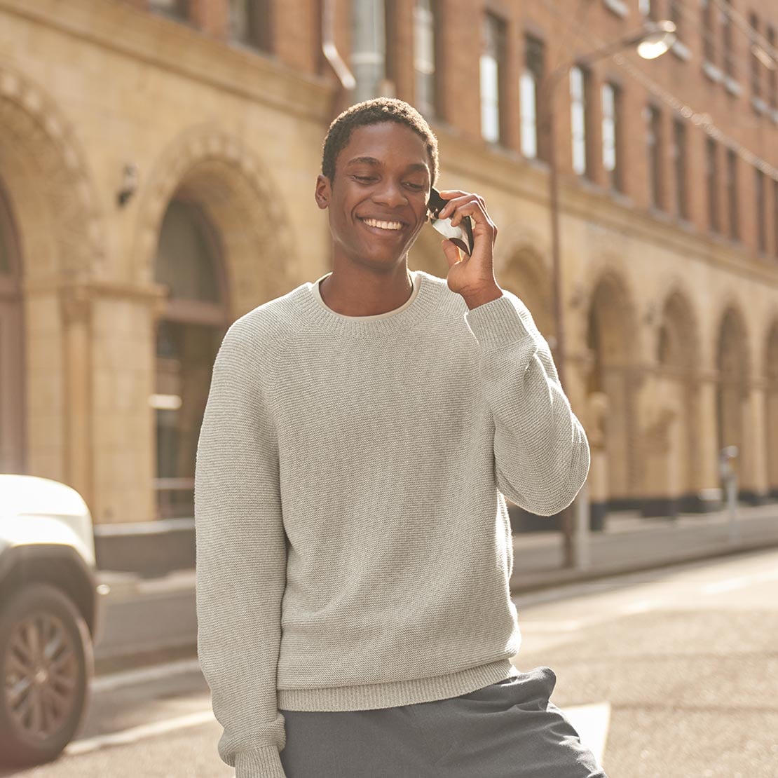 Des chandails doux contre la peau dans une gamme de couleurs saisonnières.