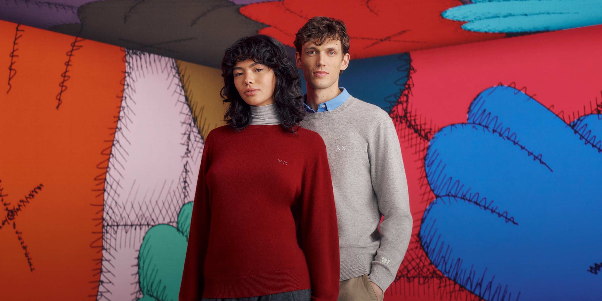 Zwei Models tragen KAWS WINTER Kaschmirpullover mit Rundhalsausschnitt.