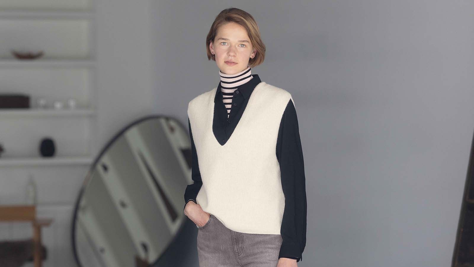 W's 3D knit souffle yarn V neck vest