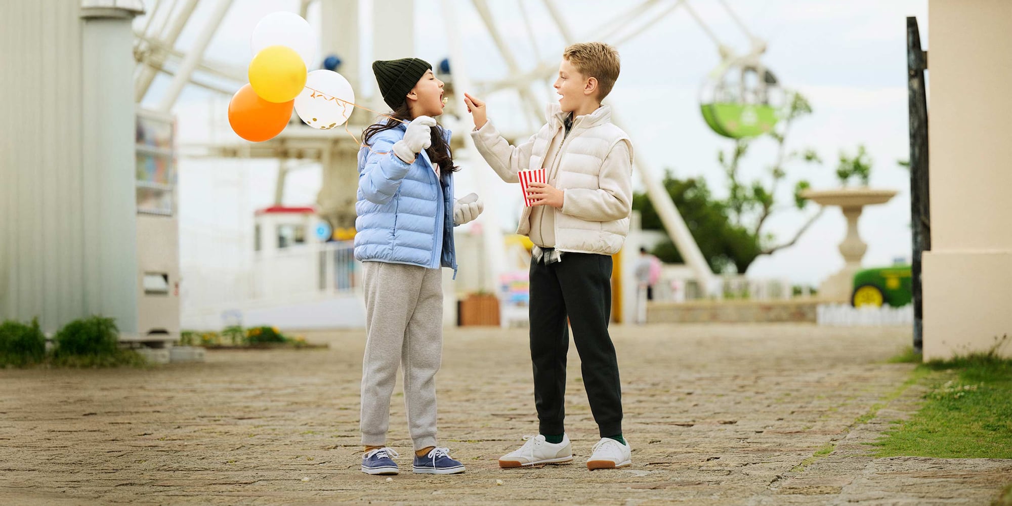 Zwei Models tragen Jogginghosen von UNIQLO.
