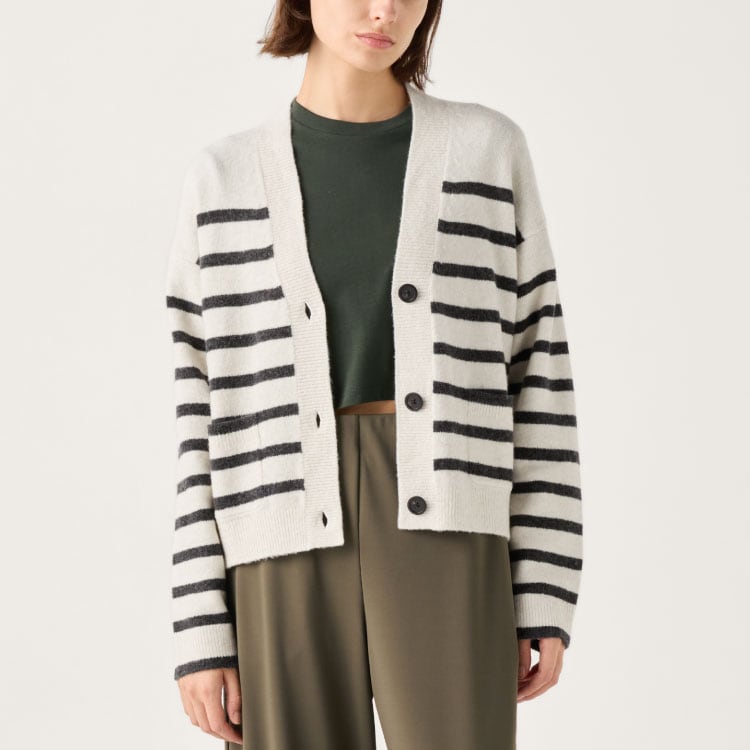 Machine washable and easy to care for with washing net and wash inside-out.